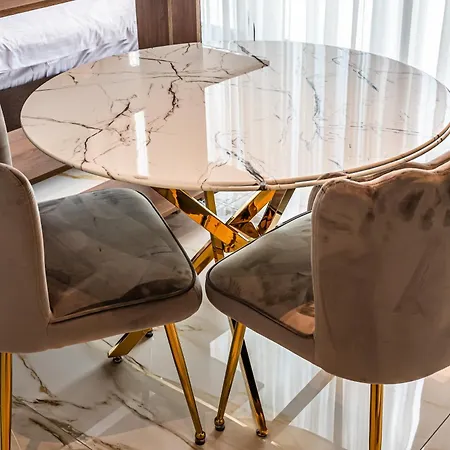 Luxury Near Center דירה *