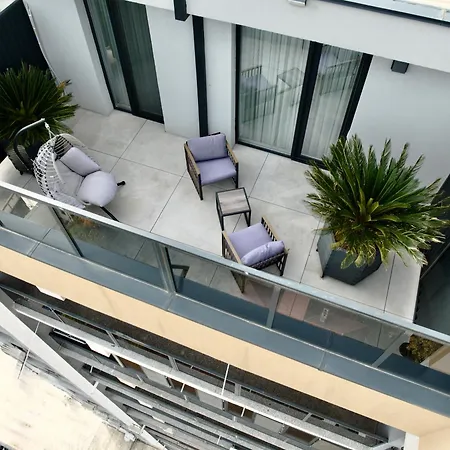 Luxury Near Center Apartment *