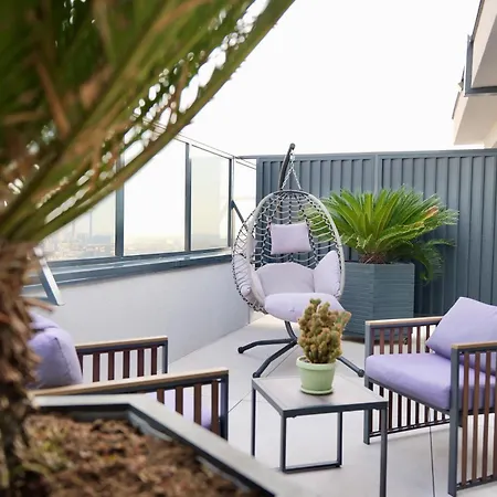 Luxury Near Center Apartment *