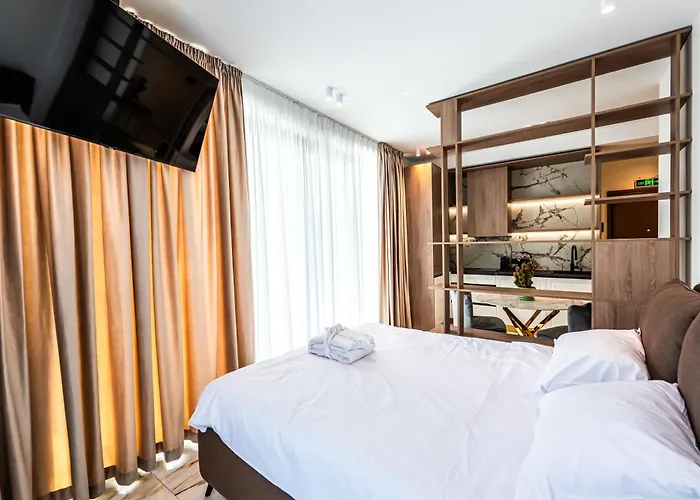 Luxury Near Center דירה *